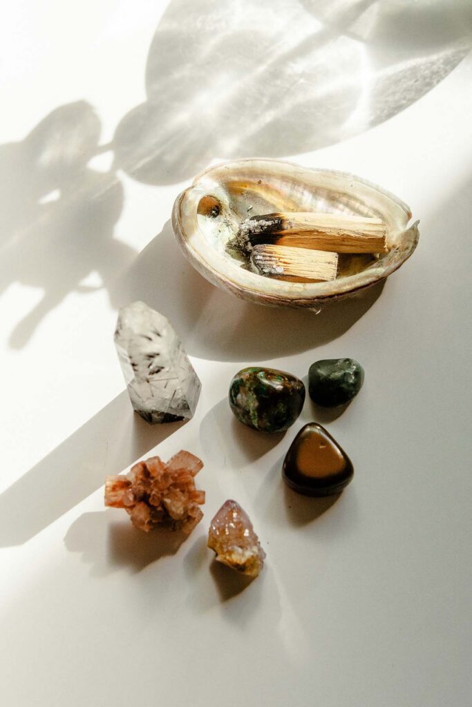 Akcesoria do rytuałów wellness z Palo Santo i naturalnymi minerałami.
